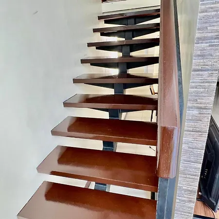 Spacious And Cozy 2-Br In City